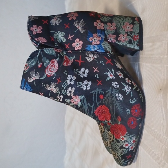 Vince Camuto, Festival Wonderland, Black, Red and Blue Brocade Ankle Bootie 6m - Picture 3 of 9